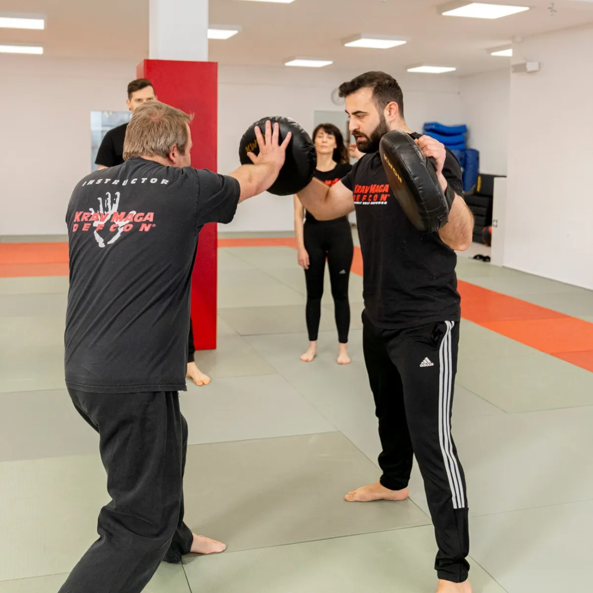 Krav-Maga-Training: Schüler schlägt gegen die Pratzen seines Trainingspartners